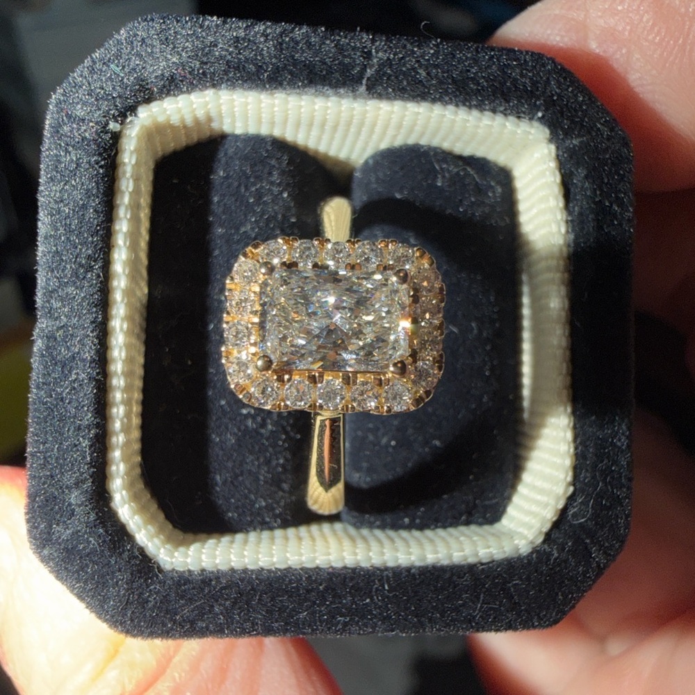 Elegant Gold 14k lab diamond Women's Ring! Stunning, size 7